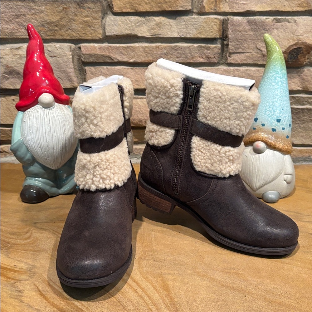 NOT FOR SALE: NWOB UGG Shearling Ankle Boots 🥾!